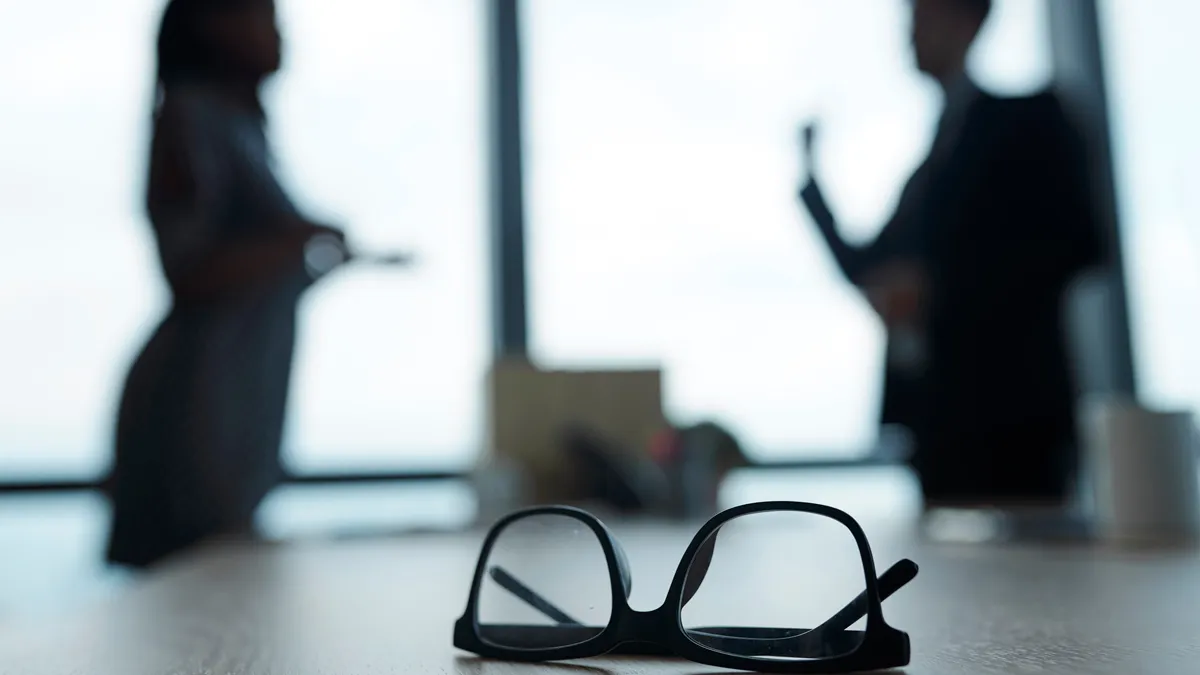 bril op kantoortafel