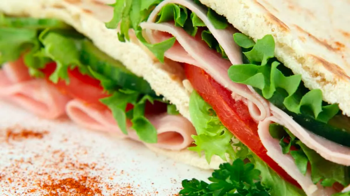 broodjes met ham tomaat sla