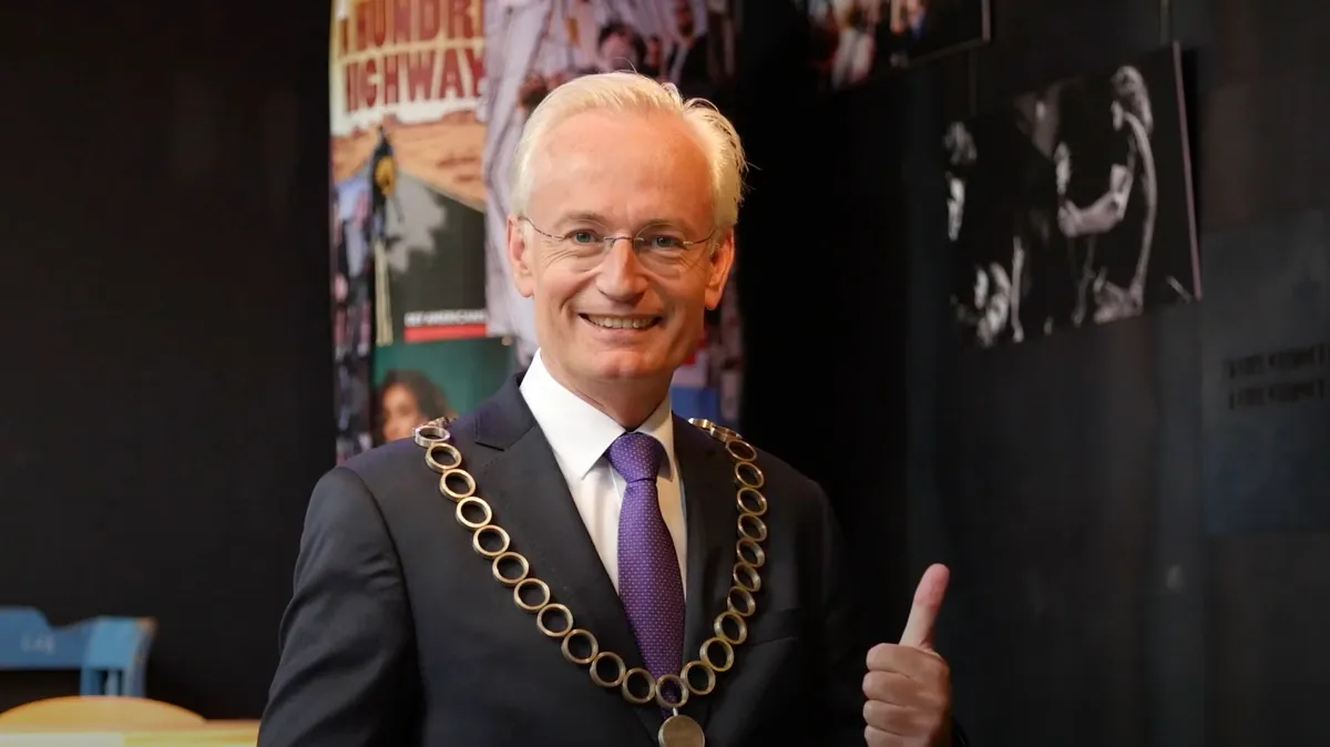 burgemeester hans verheijen steekt duim op opgestoken duim