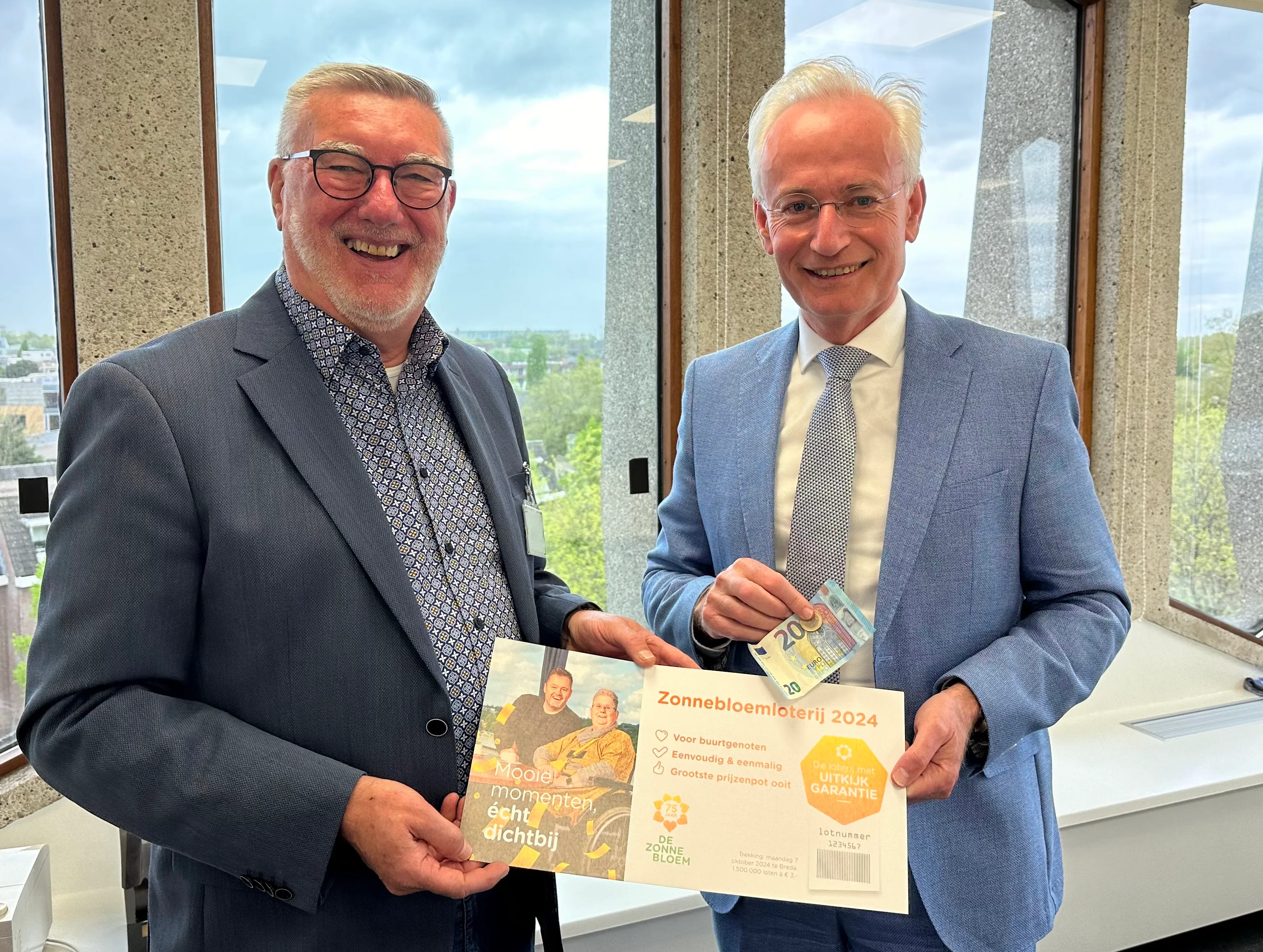 burgemeester koopt eerste zonnebloemlot