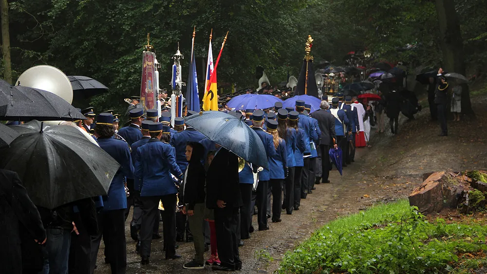 c7i43id6t4pi0varn3mzfwulf sint rosaprocessie de berg op