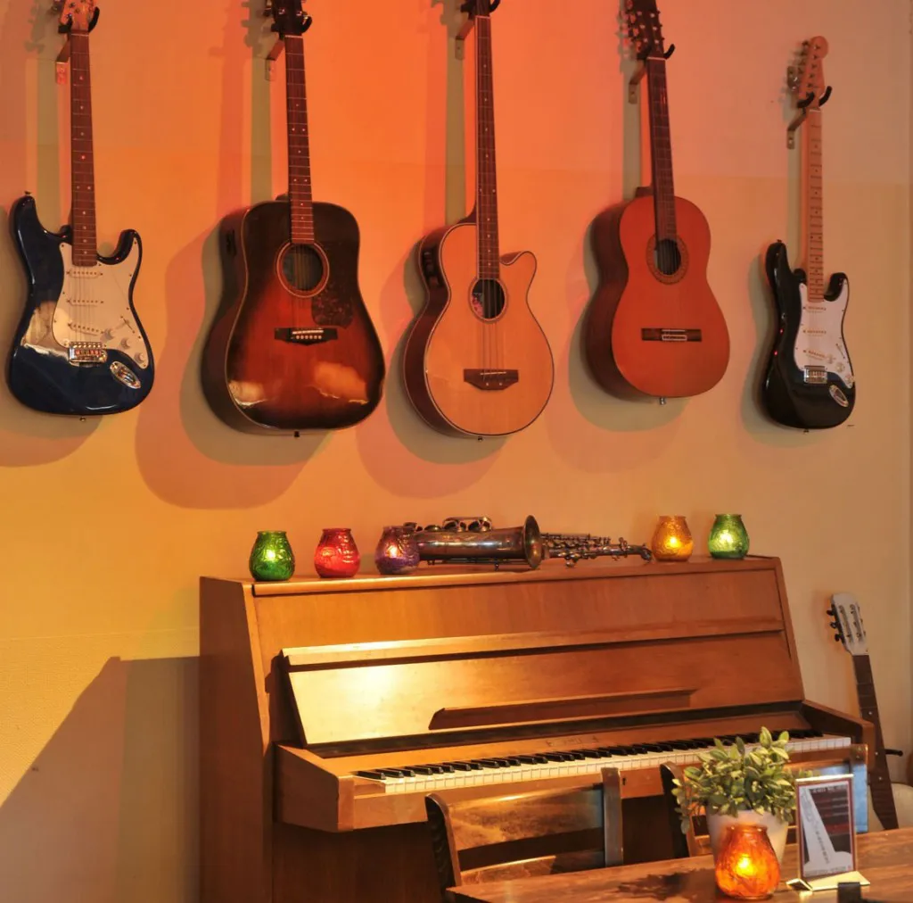 cafe muziekinstrumenten