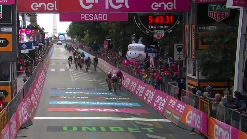 caleb ewan wint etappe 8