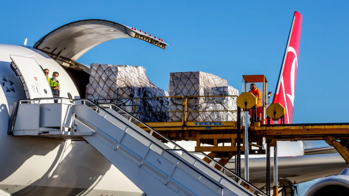 cargo inladen 8r7a5283 klein