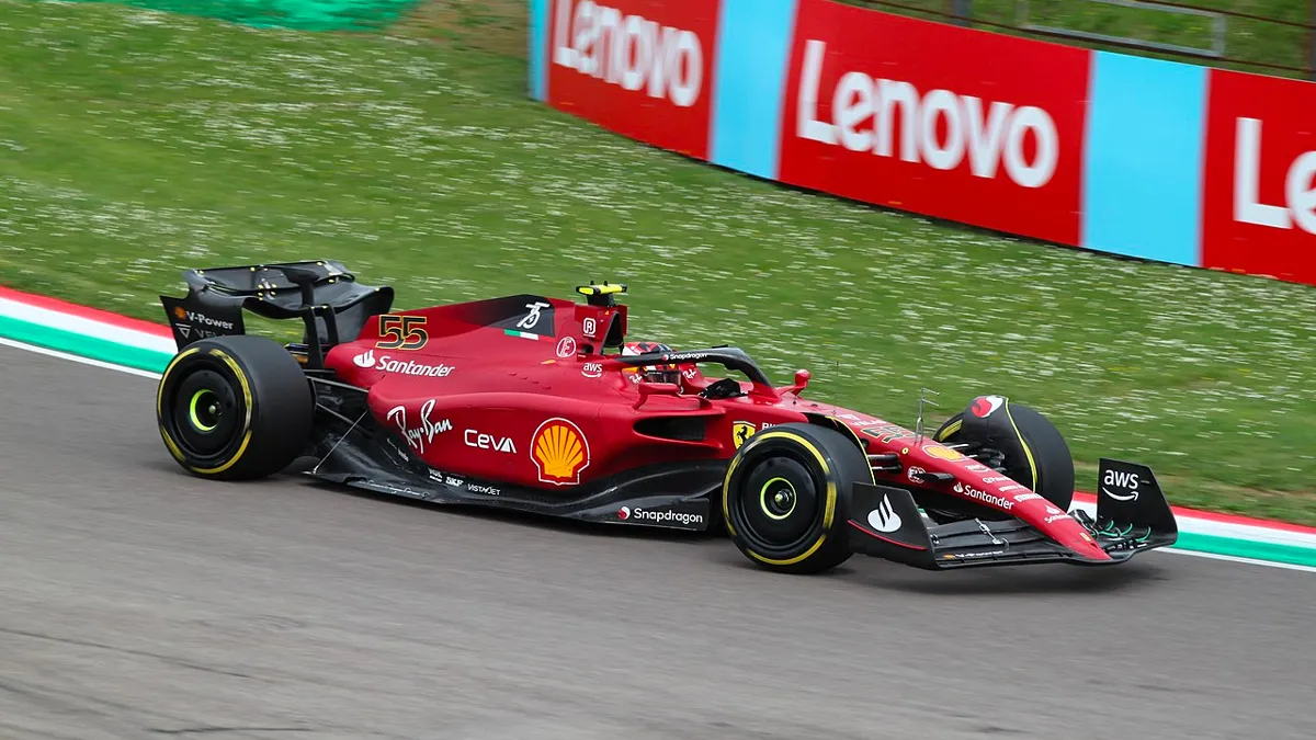 carlos sainz op imola 2022 ferrari