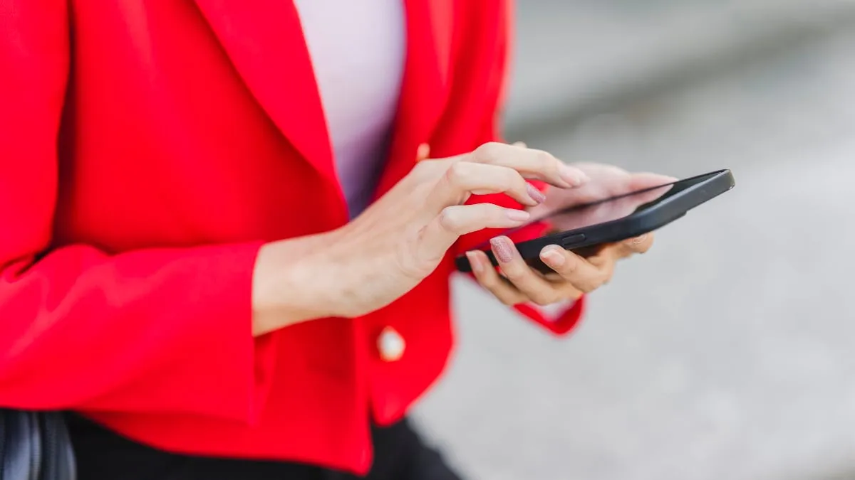 cc0 via pexels texten op mobiel