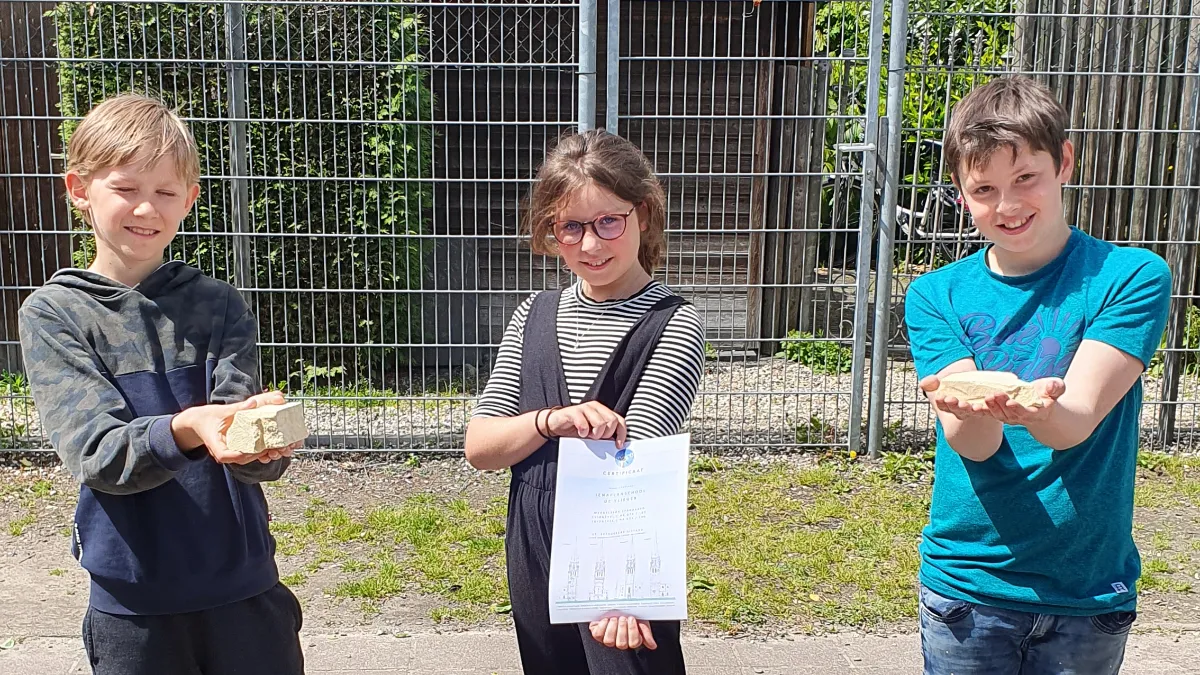 certificaat en mergelblokken