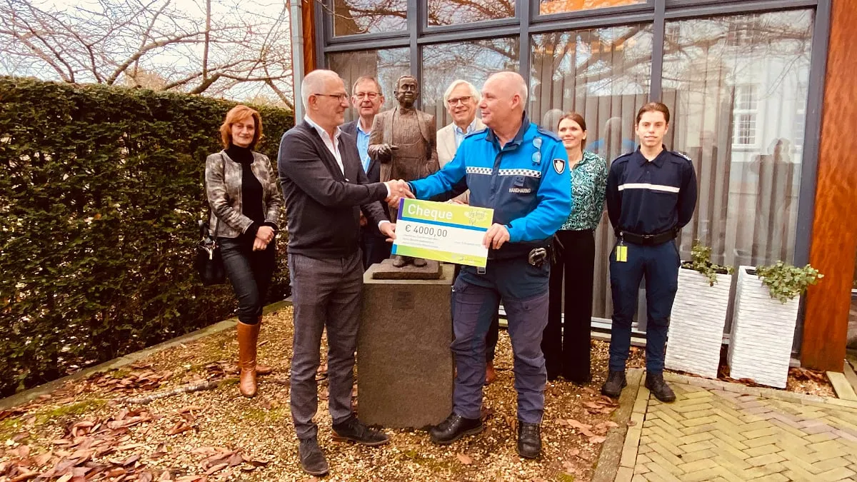 cheque van medewerkers gemeente voor toon hermans huis sittard