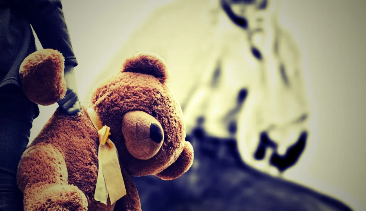 child 1152327 1280 kind teddybeer misbruik mishandeling
