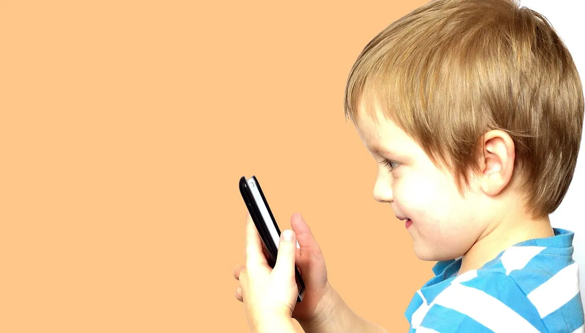 child and phone kind en mobiele telefoon cc0