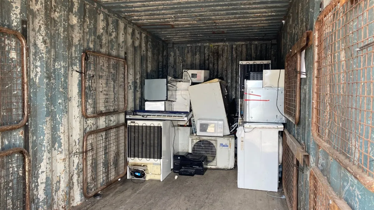 container met ingeleverde elektrische apparaten milieupark sittard