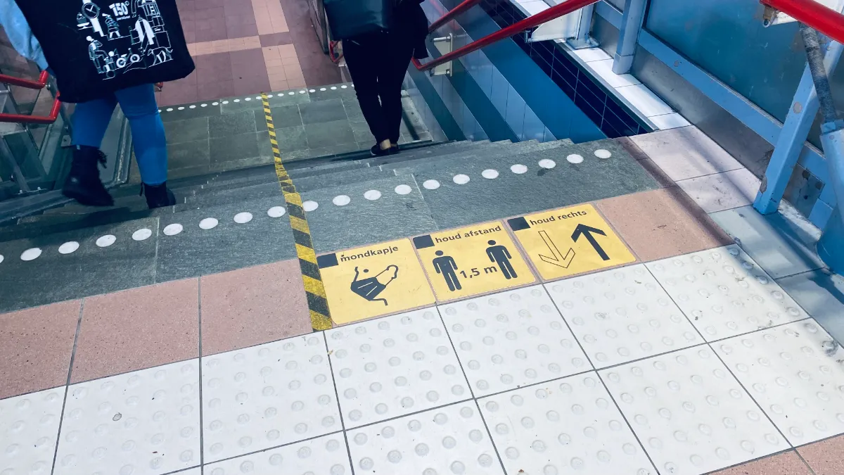 coronastickers op stations