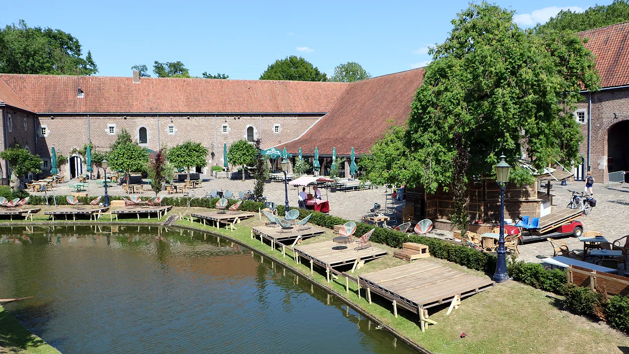 cour kasteel limbricht
