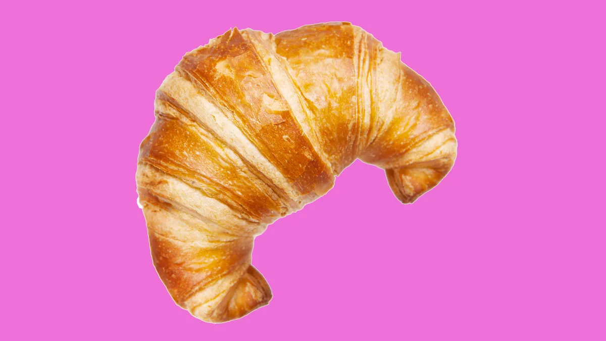 croissant geisoleerd op rose wordt geisoleerd