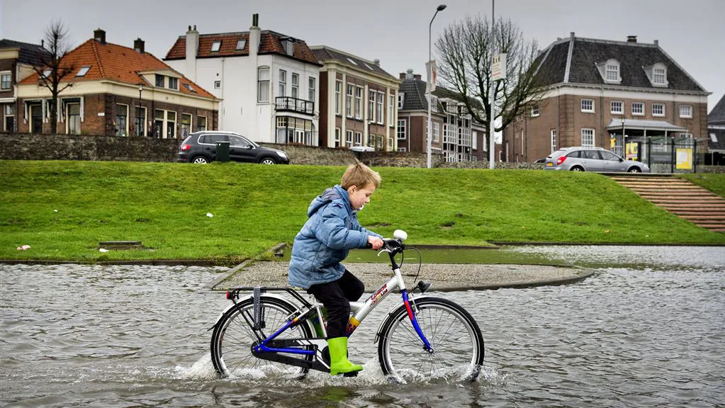 d1jvvh0vjp1uc4we7a0547qmj overstromingenfietsendkindrivierbuitenoverswatersnoodanp