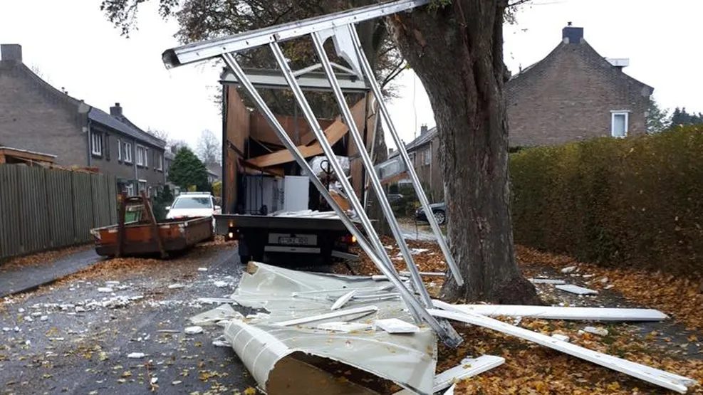 dak camionette beschadigd