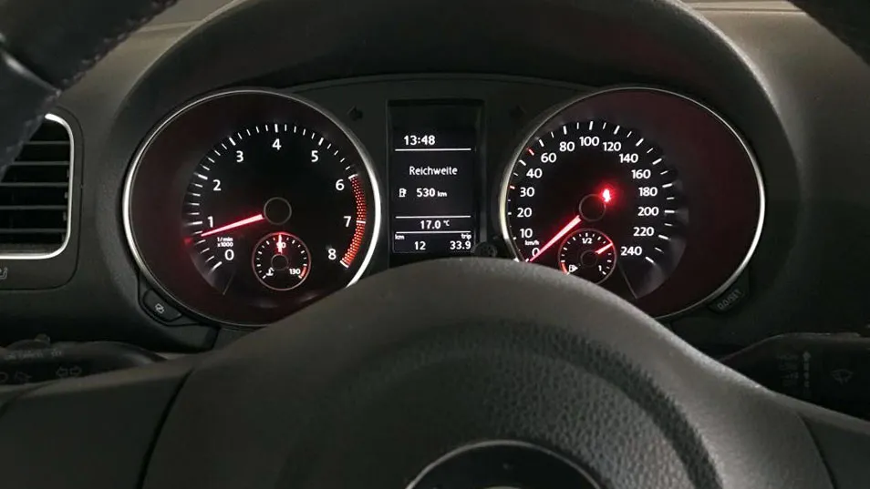 dashboard auto 12 kilometer op de teller