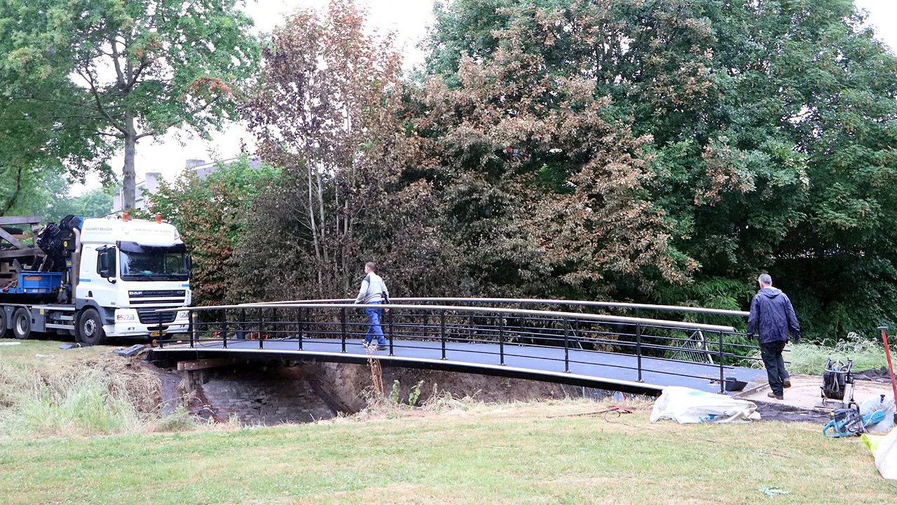 de nieuwe brug is geplaatst