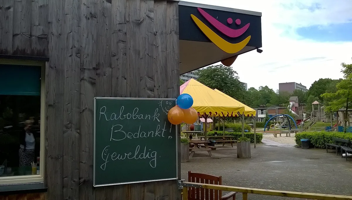 de roetsj bedankt rabobank voor donatie tbcv alarminstallatie