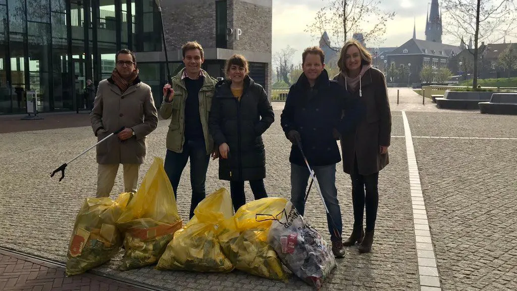 de zakkenvullers met de oogst van een uurtje zwerfafval opruimen