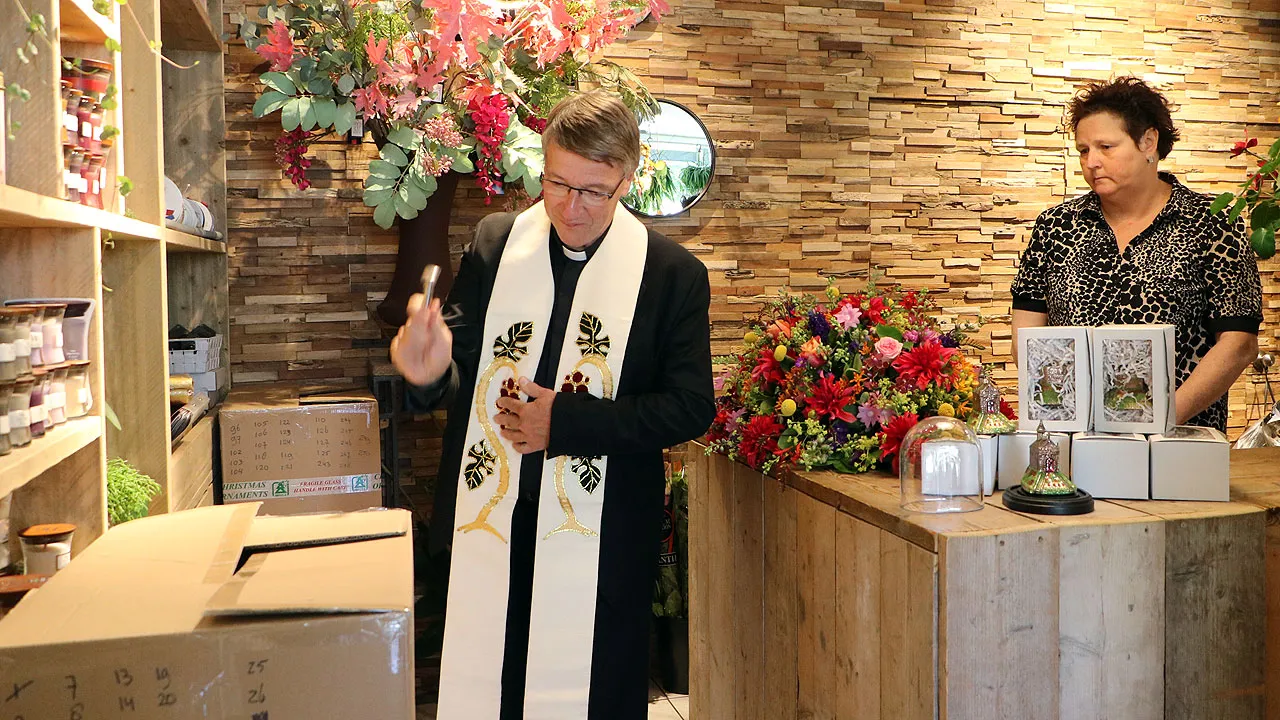 deken rob merkx zegent de kerstornamenten sint rosakapel