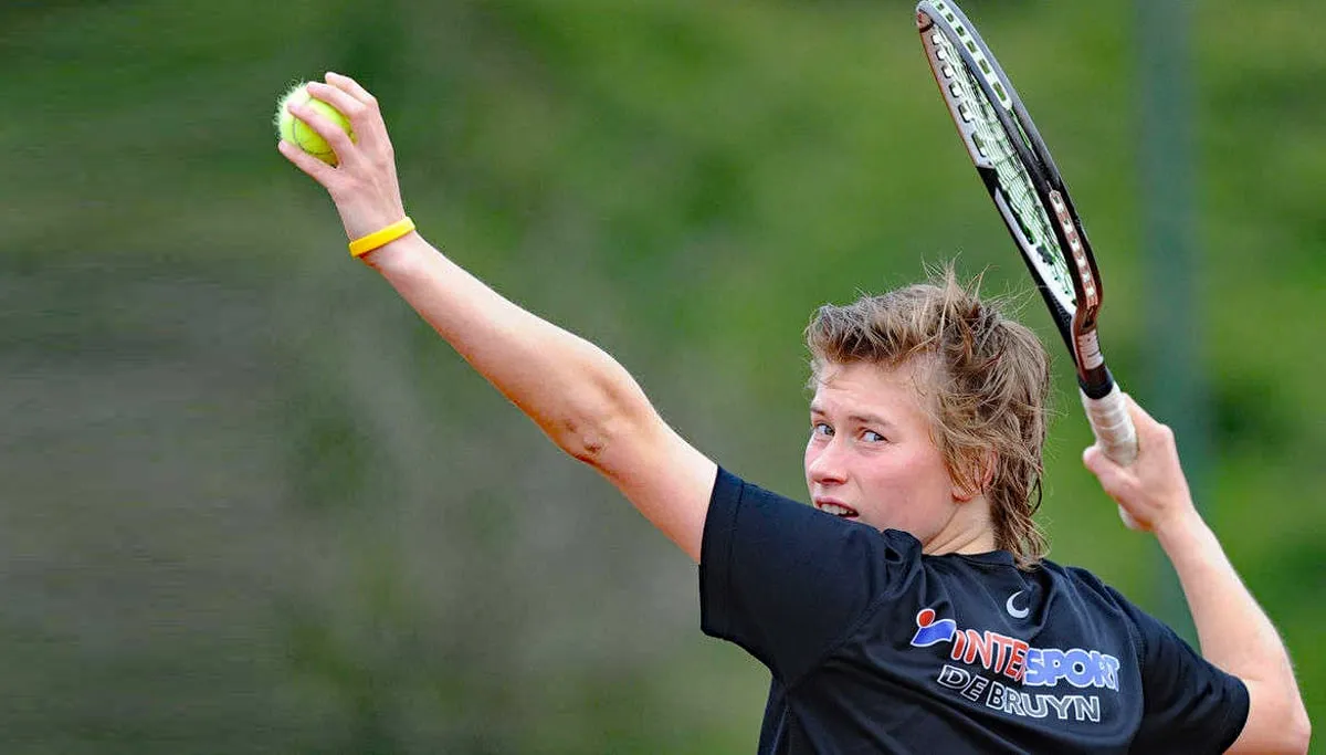 demi schuurs slaat op