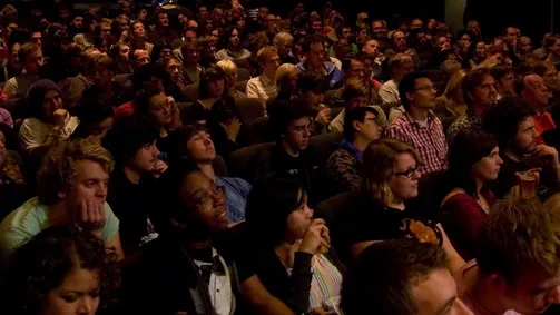 dhdfoq0i7k4wucsllti0q9qop publiek in zaal