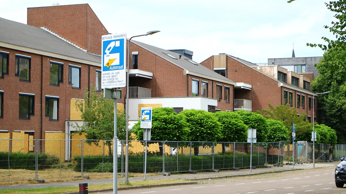 dichtgetimmerde en met bouwhekken afgezette de baenje 1
