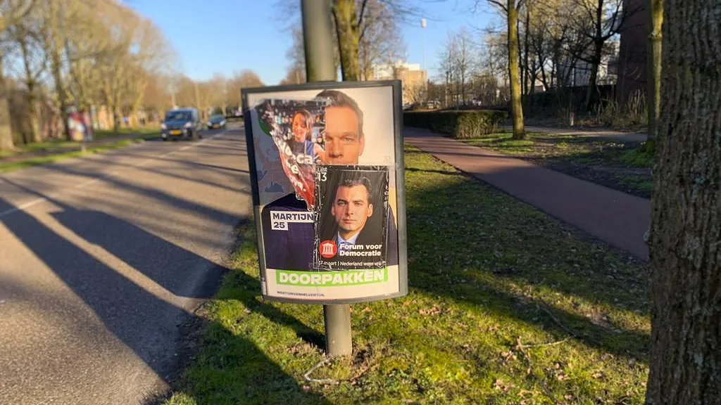 displays met cda affiches overgeplakt door fvd