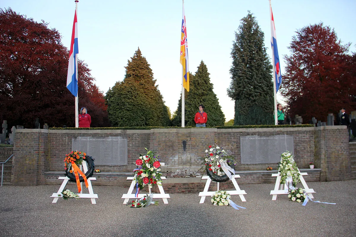 dodenherdenking 2016 kransen begraafplaats