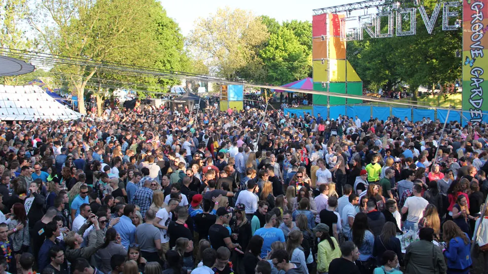 dokx8zze94v1jvj60oq1mtdyq gg2013 dag 1 3 drukte bij de main stage 16 9