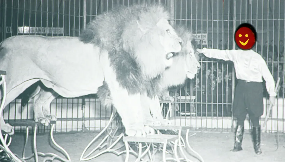 dompteur met twee leeuwen