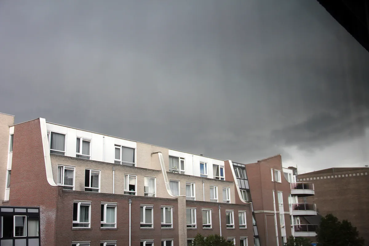 donkere wolken slecht weer