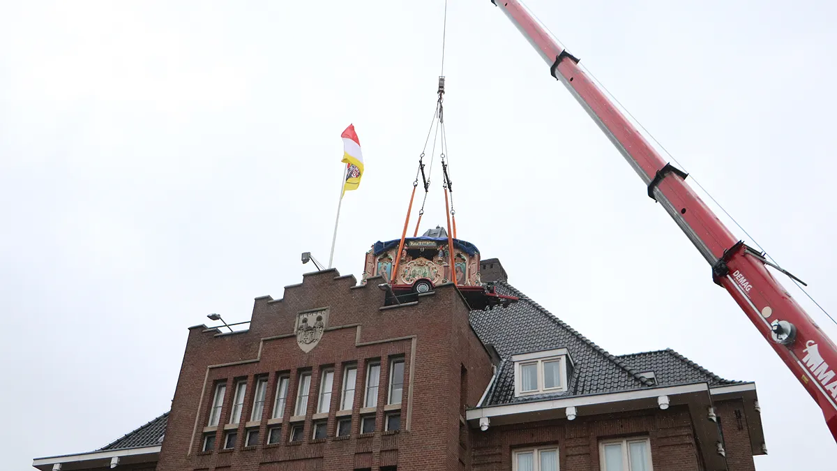 draaiorgel boven gemeentehuis geleen