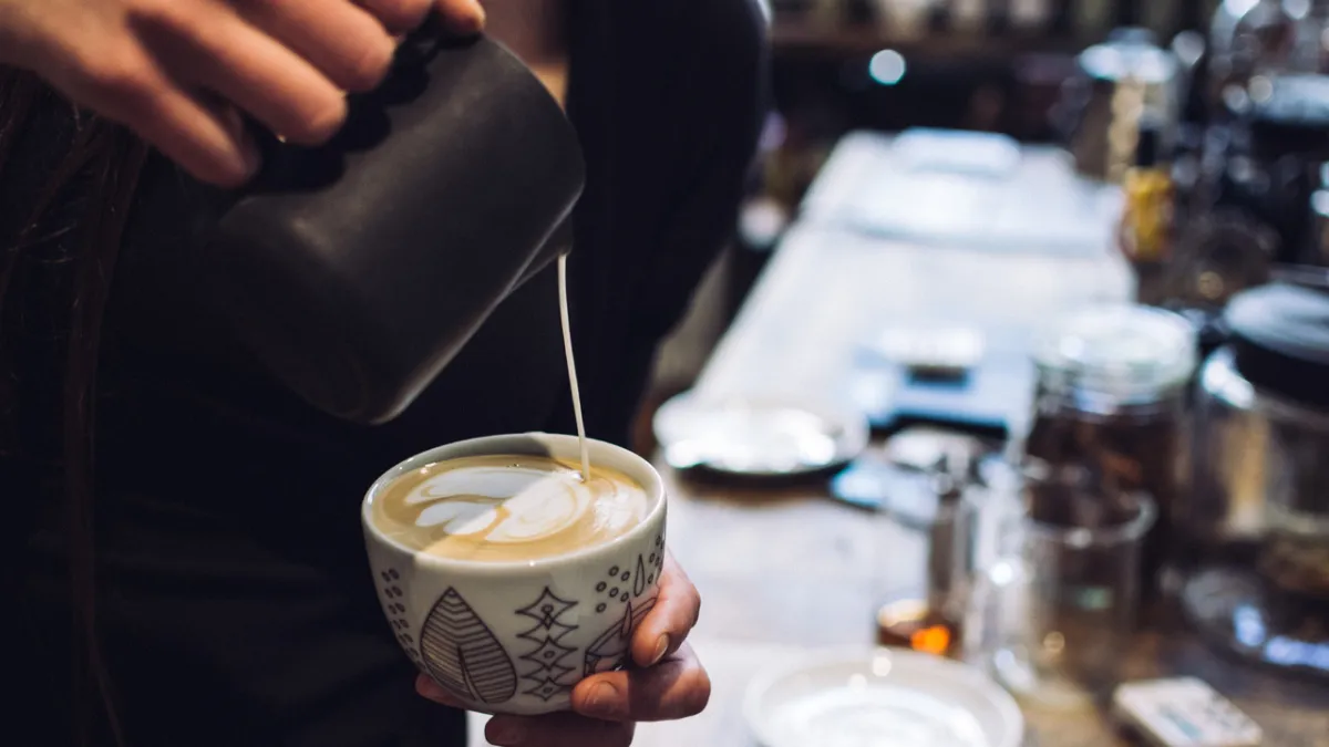drink coffee caff macchiato barista latte macchiato hand 1629990 pxherecom