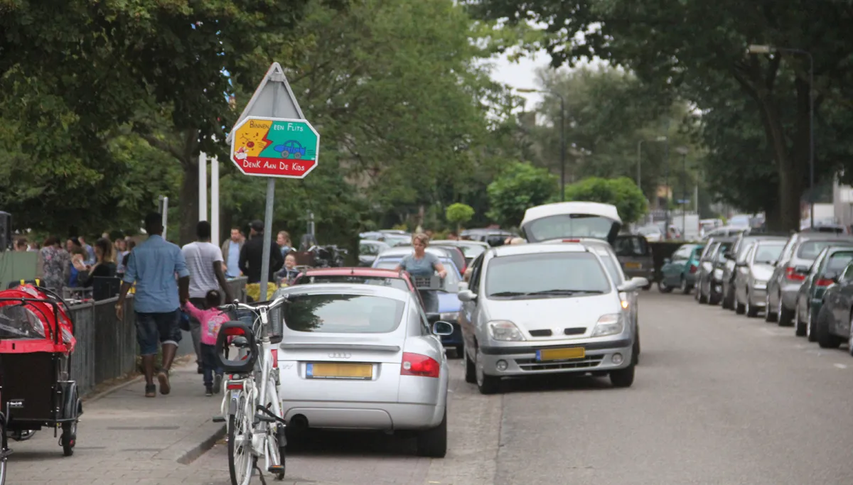 drukte bij de school op de eerste schooldag