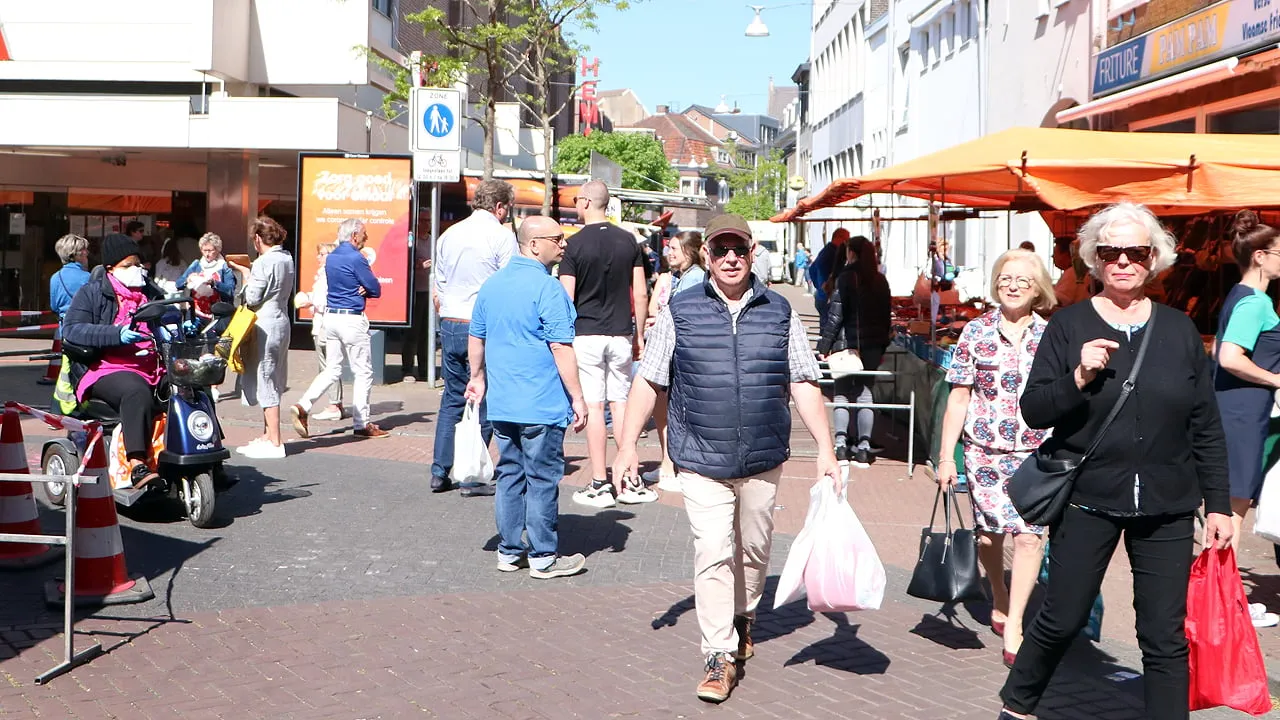 drukte op de markt in sittard 23 april 2020