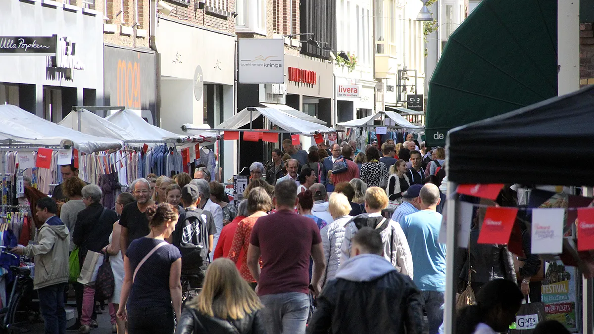 drukte tijdens outlet shopping day in sittard