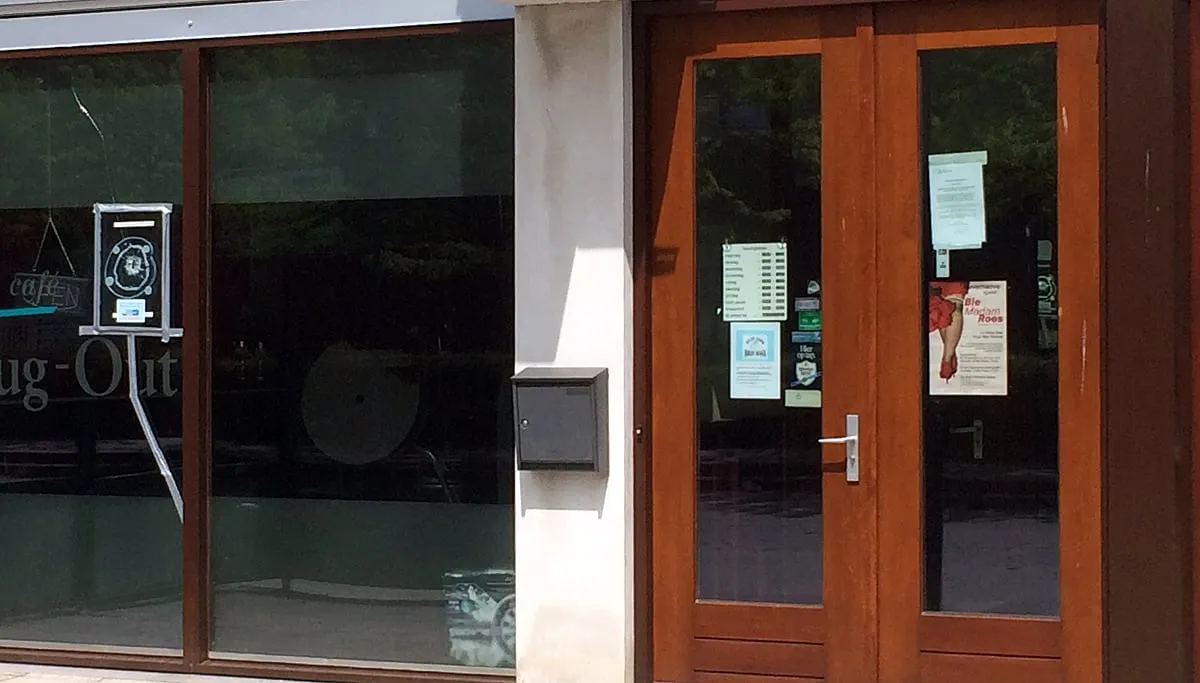 dug0out met kogelgat in raam