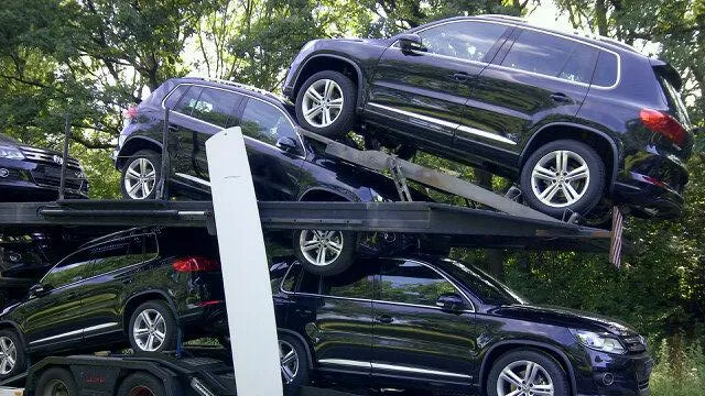 duk0e0w87xiu0yhoxd2e3h6jz foutje bedankt te hoge trailer met autos viaduct