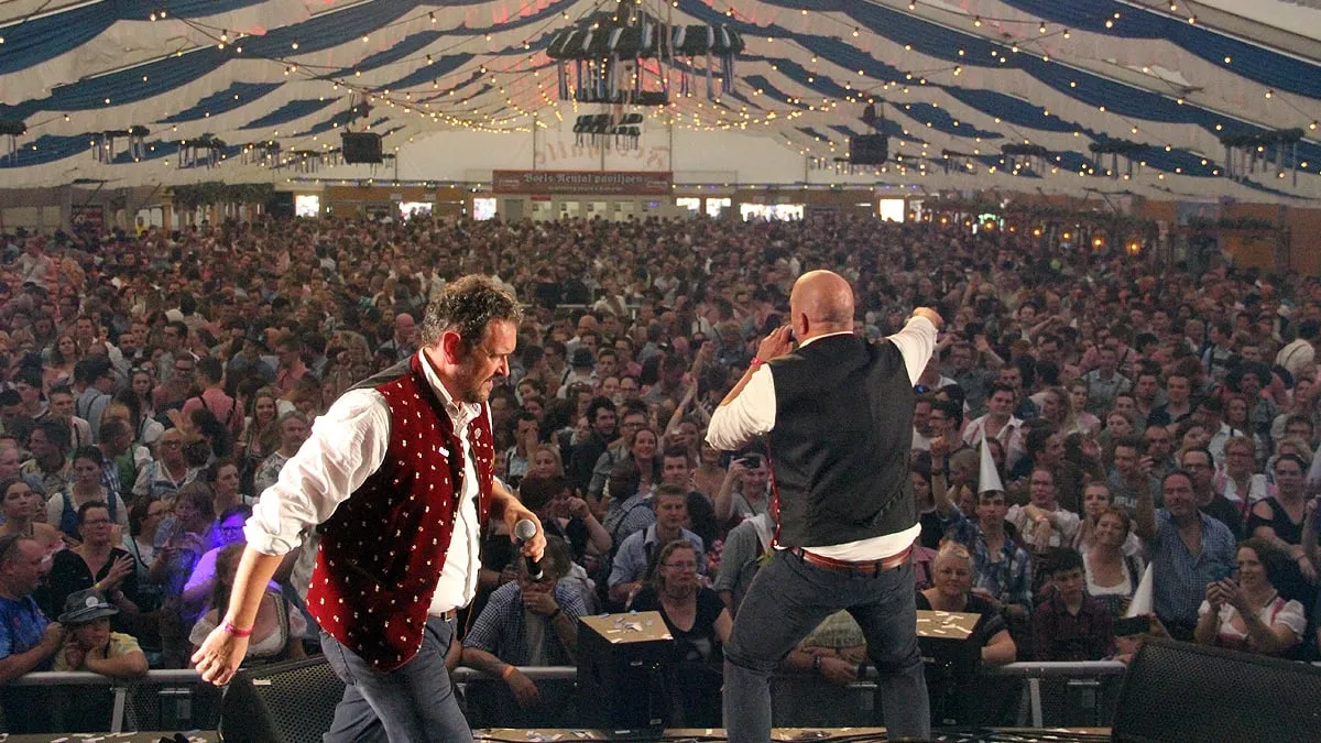 duo spik en span op de planken tijdens oktoberfeestzondag