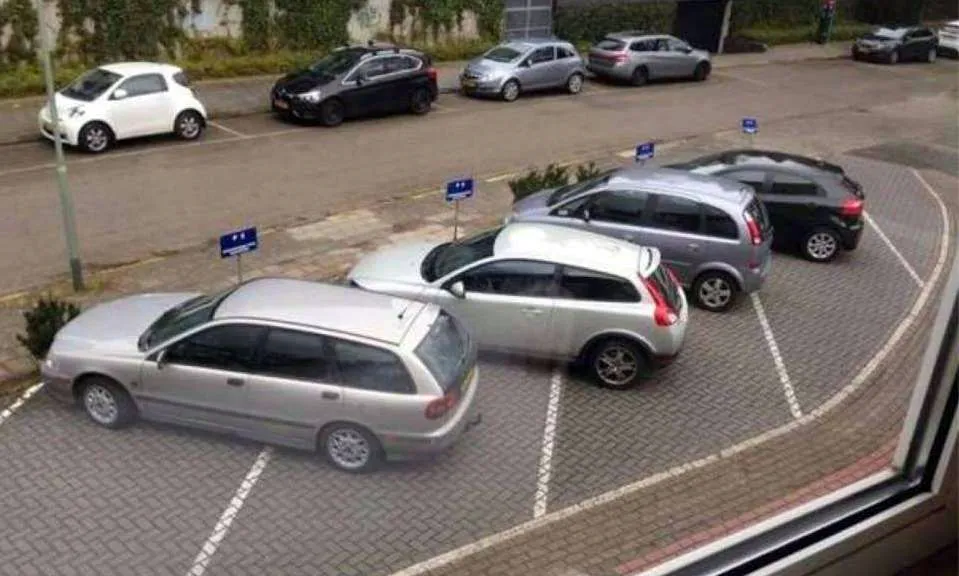 dwars parkeren op kleine steeg