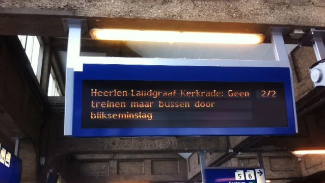 dz6zsmt0msup43pyj1w05vikj blikseminslag treinverkeer plat