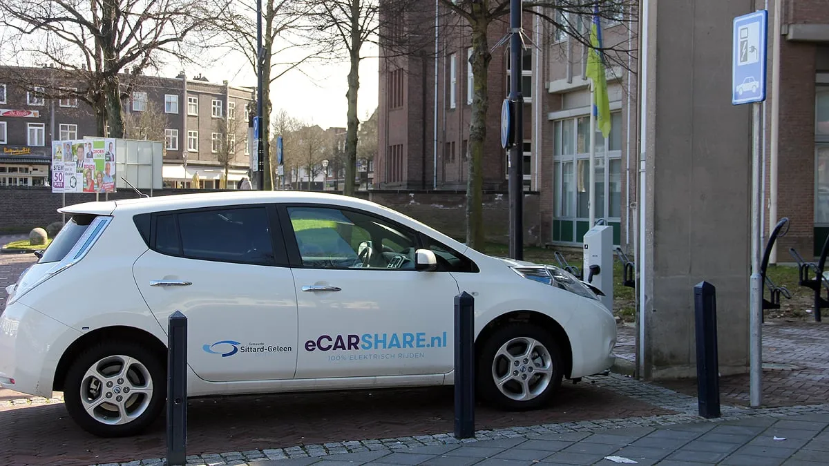 e car bij gemeentehuis geleen