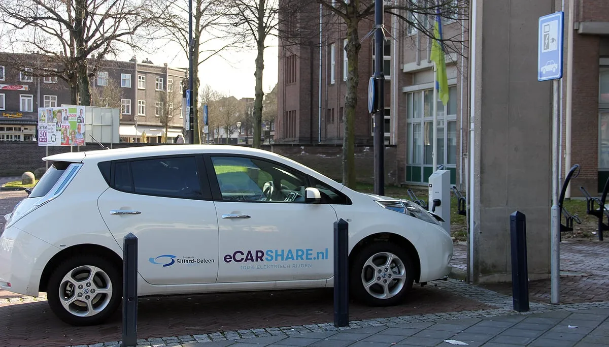 e car bij gemeentehuis geleen