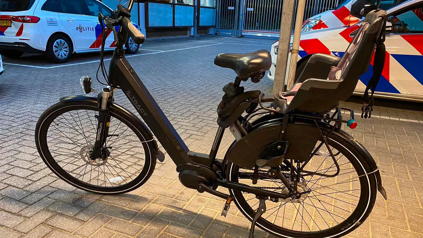 ebike met kinderstoeltje politie