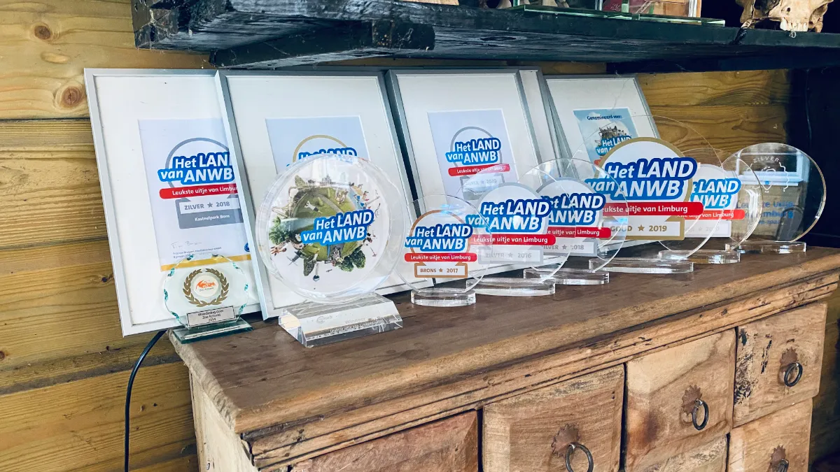 een verzameling bronzen zilveren en gouden anwb uitjes voor kasteel limbricht