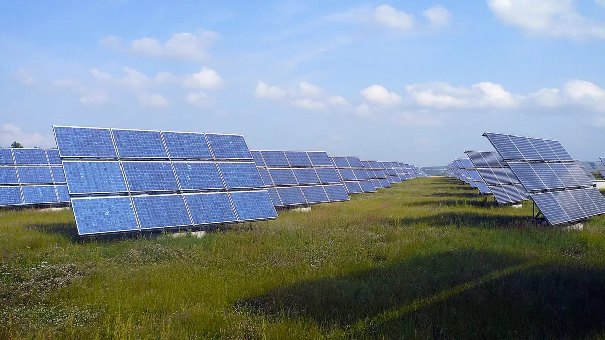 een zonneweide met pv cellen cc0