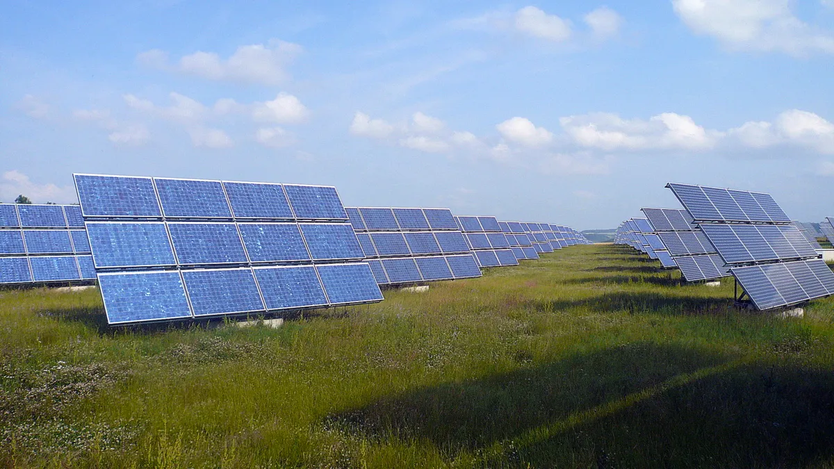 een zonneweide met pv cellen cc0