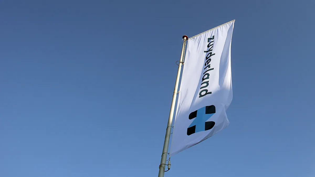 enkele vlag blauwe lucht zuyderland ziekenhuis